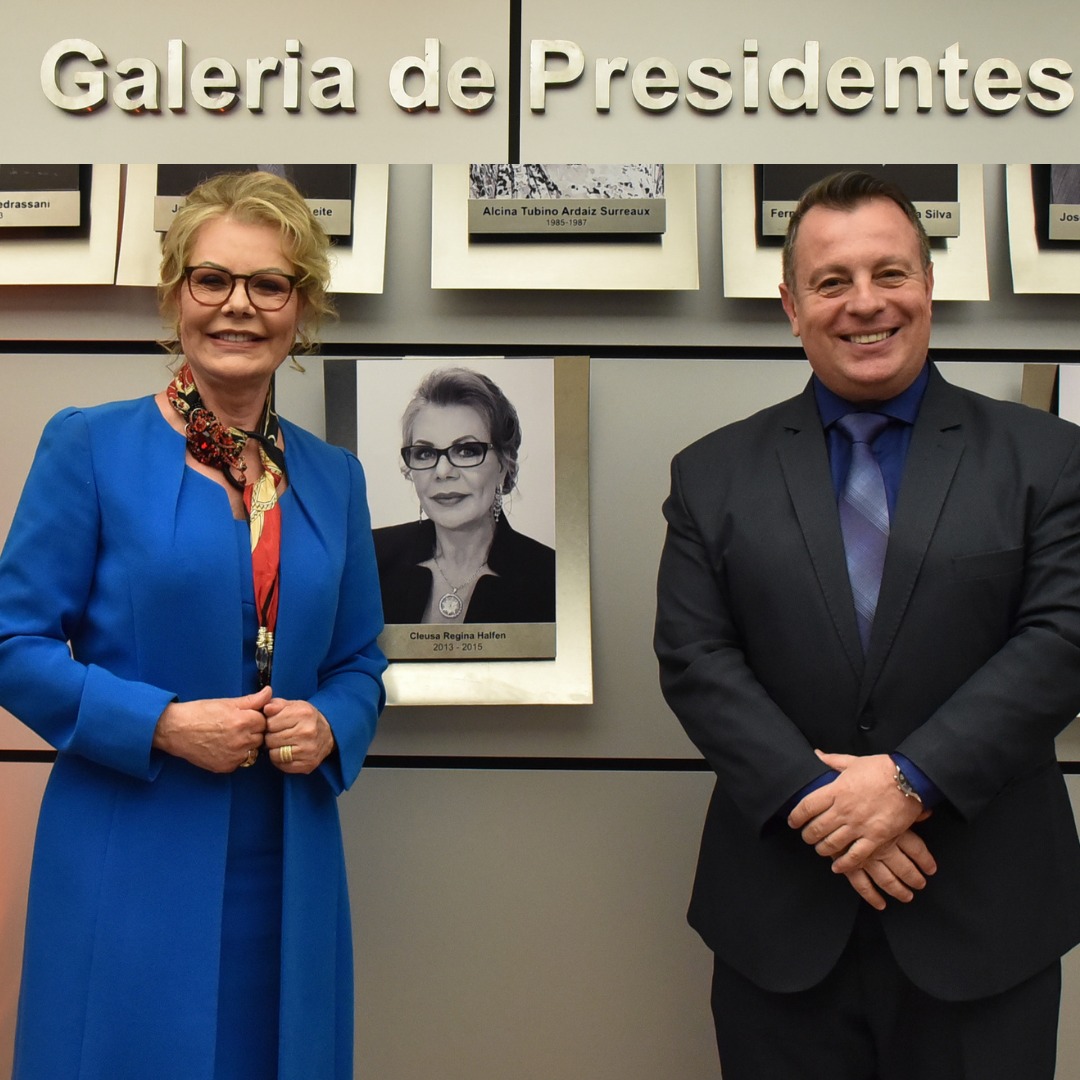 Aposição de fotos na galeria do TRT