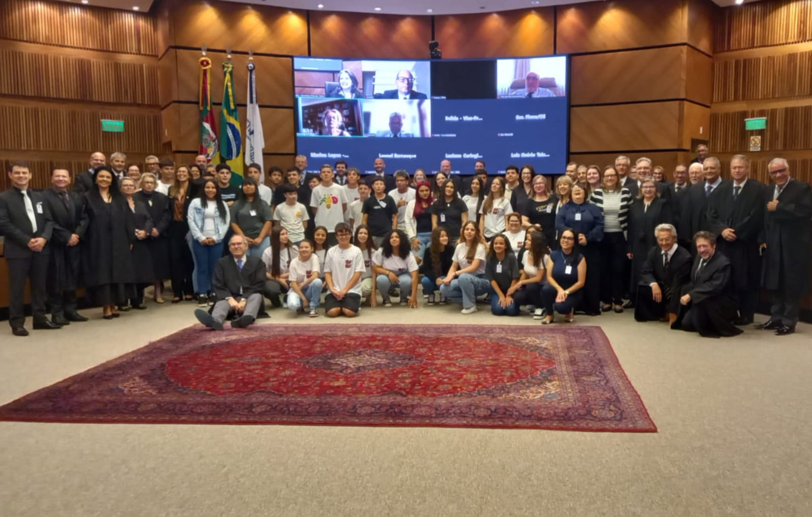 Estudantes visitam sede da Justiça do Trabalho gaúcha e conhecem rotina do tribunal